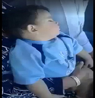 فيديو طريف لردة فعل طفل نائم في حلبة للـ