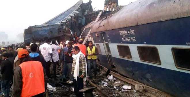 أكثر من 100 قتيل في خروج قطار عن سكته في الهند