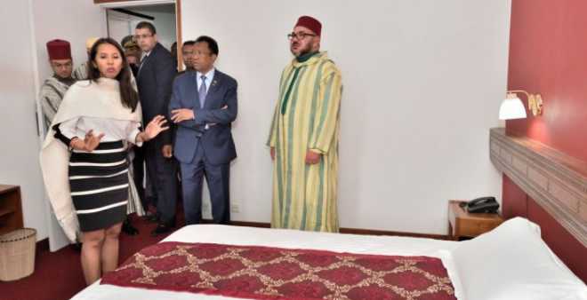 بالصور. الملك محمد السادس يزور الفندق الذي أقام فيه جده أيام المنفى