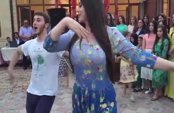 فيديو ....يحدث هذا في الشيشان ...شيشانية حسناء تتحدى مواطنها في الرقص