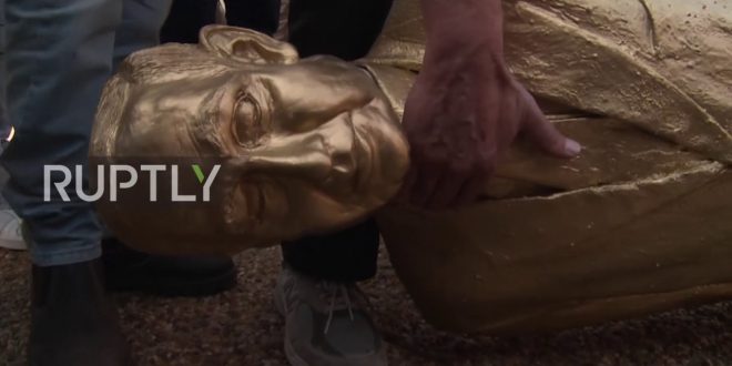بالفيديو.. اسقاط تمثال ذهبي لنتنياهو من طرف مجموعة من المحتجين!!