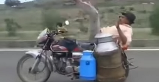 فيديو طريف.. بائع اللبن يتفنن في سياقة الدراجة