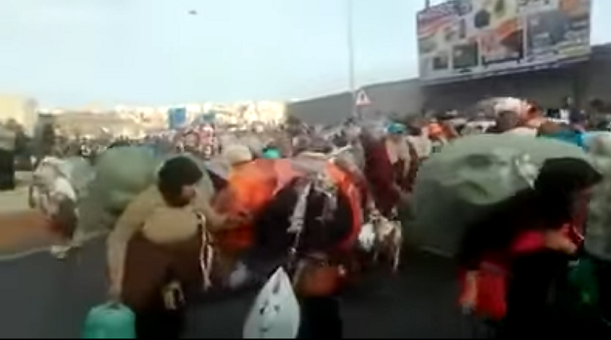 فيديو.. مئات المغاربة يغادرون باب سبتة ويصرخون 