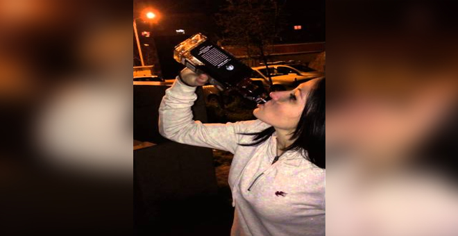 فيديو خطير.. فتاة تغامر بحياتها وتحتسي زجاجة نبيذ بدون توقف !