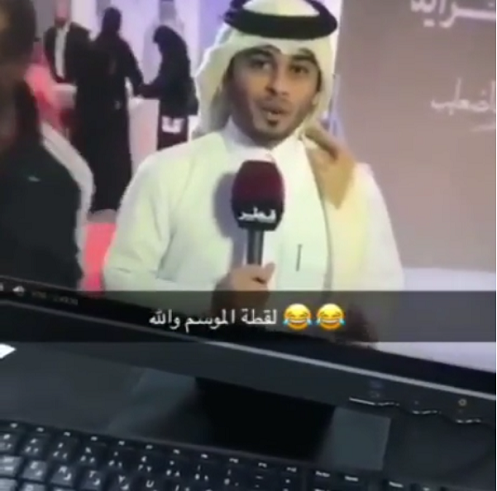 لقطة طريفة بين الصحافيين في قطر