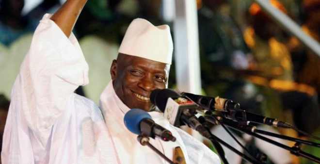 رئيس غامبيا المنتهية ولايته يغادر بانغول نحو المنفى