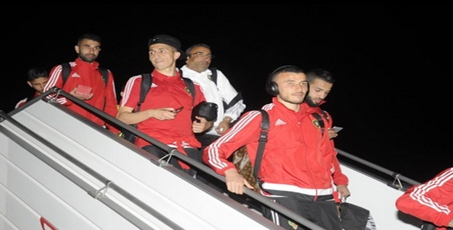 لحظة وصول بعثة المنتخب المغربي إلى مطار محمد الخامس وتصريح فيصل فجر
