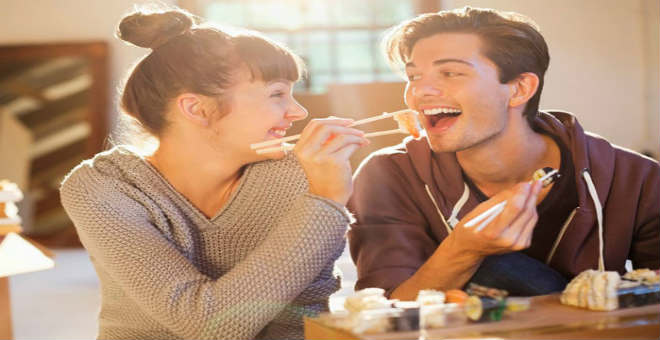 للأزواج .. اكتشفوا أفضل الأطعمة التي تشعل الرومانسية في عيد الحب