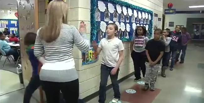 شاهد ماذا تفعل معلمة أمريكية مع تلاميذها قبل دخول الصف