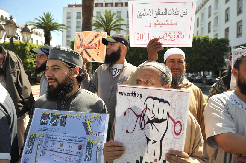 ''6 سنوات'' تخرج السلفيين للاحتجاج أمام المساجد