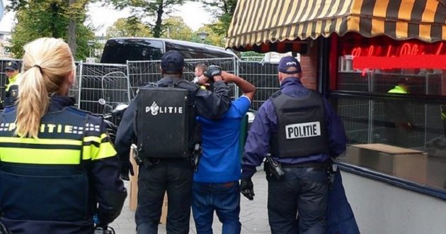 تدخل عنيف للشرطة الهولندية في حق عائلة مغربية