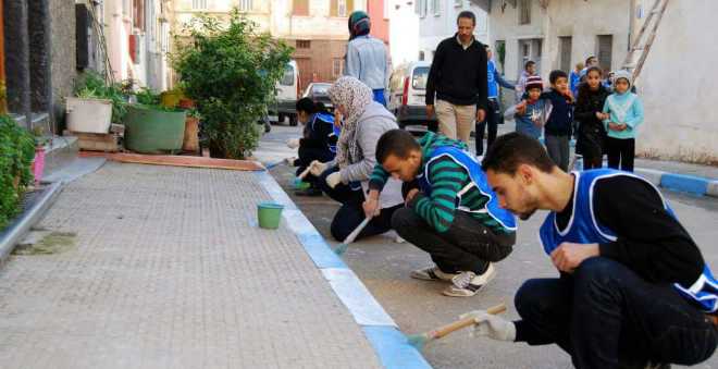 شباب البيضاء ينظمون أكبر حملة نظافة لتزيين الأزقة والشوارع