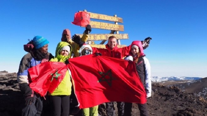 نساء يرفعن العلم المغربي فوق قمة كليمنجارو الأعلى في افريقيا
