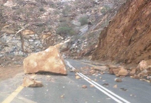 انجراف للحجارة يقطع الطريق الساحلية بين تطوان والحسيمة