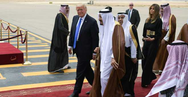 ترامب يغرد منتشيا: عدت بمئات المليارات من الشرق الأوسط