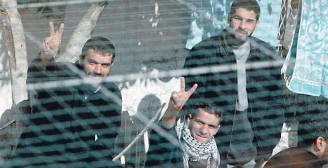 بعد 40 يوما.. الأسرى الفلسطينيون يعلقون إضرابهم عن الطعام