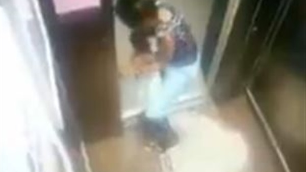 فيديو لأم تحاول إنقاذ ابنتها من 