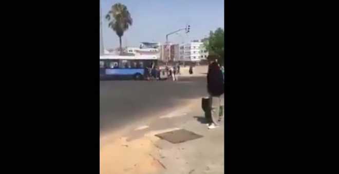بالفيديو.. شباب يحاصرون حافلة بالهراوات وحاوية للأزبال وسط البيضاء!