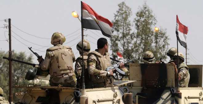 مقتل 10 جنود مصريين و40 مسلحا في هجوم انتحاري بسيناء