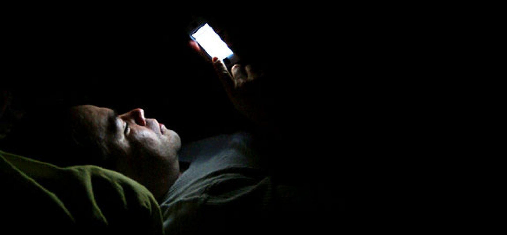 هاتفك الذكي قد يكون أكبر مسبب لاضطرابات النوم لديك !