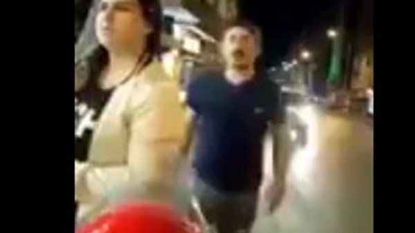 بالفيديو.. حادث دهس مروع لرجل يقف بجوار زوجته