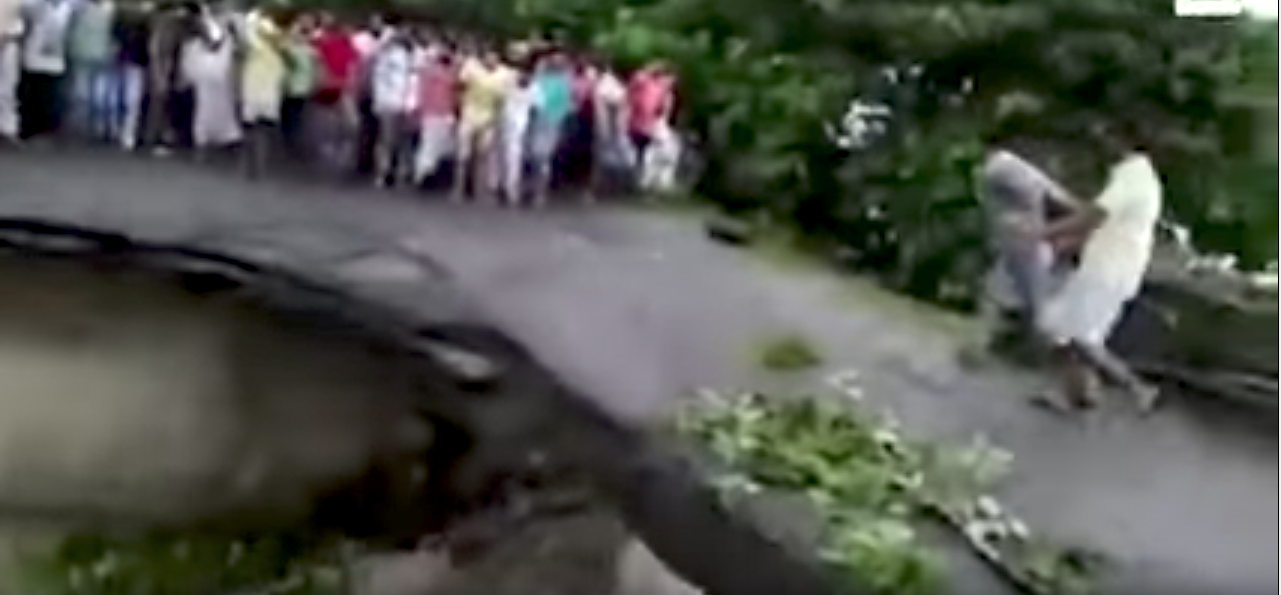 بالفيديو.. موت أم وطفلتها أثناء انهيار جسر جراء الفيضان