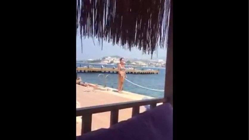 بالفيديو.. فتاة تصلي على الشاطئ بالبيكيني!