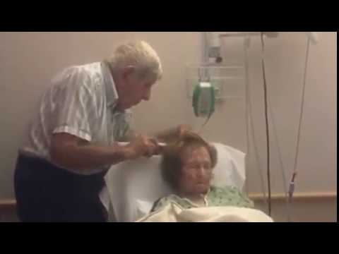 فيديو مؤثر لمسن يسرح شعر زوجته وهي على فراش الموت