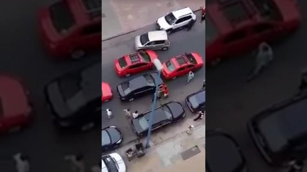 بالفيديو.. الإعتداء على سائق UBER من طرف صحاب الطاكسيات في الدارالبيضاء