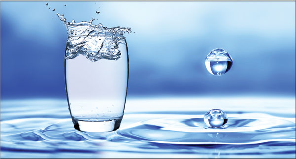 رغم أنه عنصر ضروري للحياة.. تعرف على مخاطر الإكثار من شرب الماء