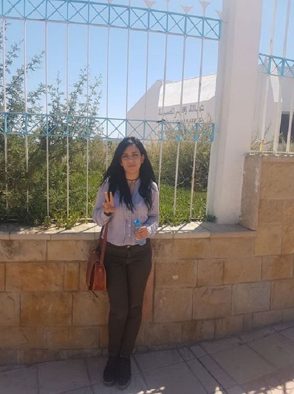 الحسيمة.. الناشطة سيليا تعتصم أمام العمالة من أجل جواز السفر