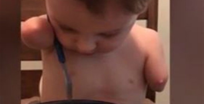 بالفيديو.. طفل بدون ذراعين يتناول طعامه ويحصد ملايين المشاهدات