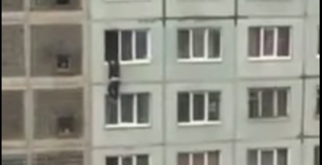 بالفيديو .. شاب يسقط من نافذة منزله بالطابق السابع