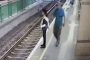 بالفيديو.. رجل يدفع فتاة على قضبان قطار بدون سبب !