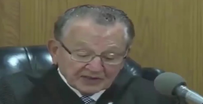 بالفيديو.. قاضي يبكي الملايين بتعامله مع امرأة مظلومة