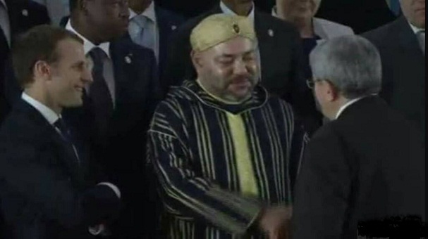 بالفيديو.. مصافحة الوزير الأول الجزائري للملك تلفت الأنظار في أبيدجان
