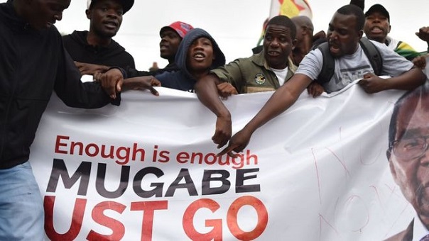 زيمبابوي.. خروج الآلاف من المواطنين للشارع ضد موغابي