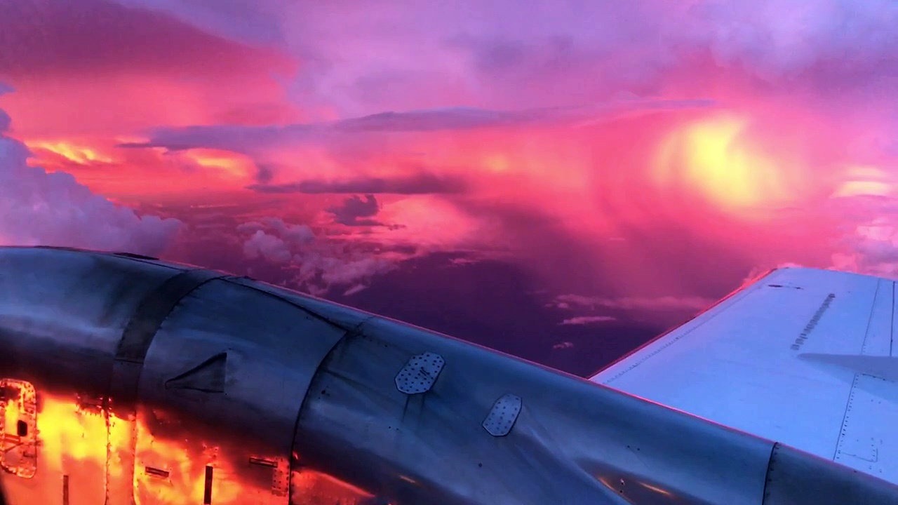 فيديو مدهش للطيران فوق عاصفة برقية