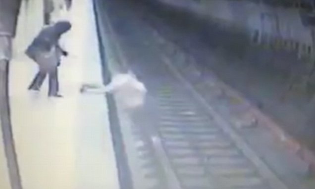 بالفيديو.. جريمة قتل فظيعة في محطة مترو