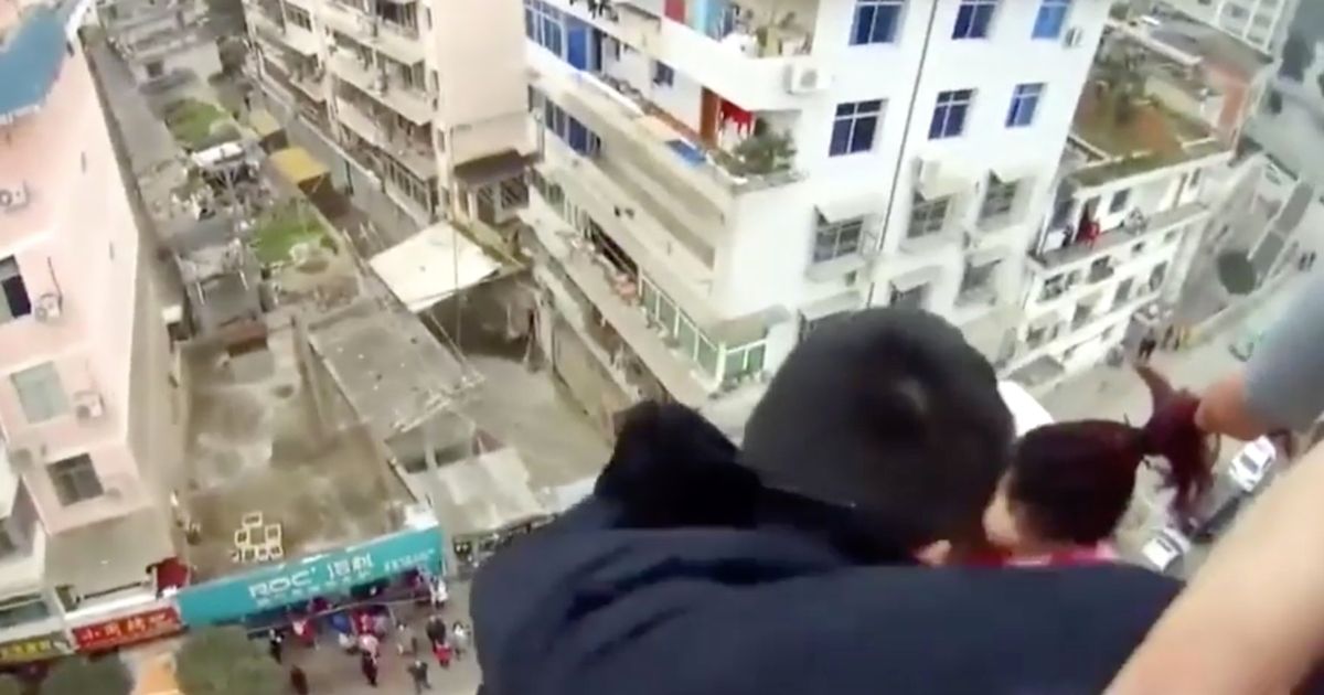 بالفيديو.. لحظة إنقاذ شاب حاول الانتحار قفزا من أعلى بناية