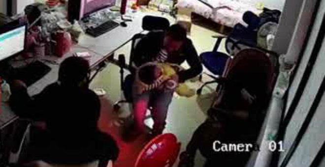 بالفيديو...أب ينقذ طفله من السقوط في اللحظة المناسبة!