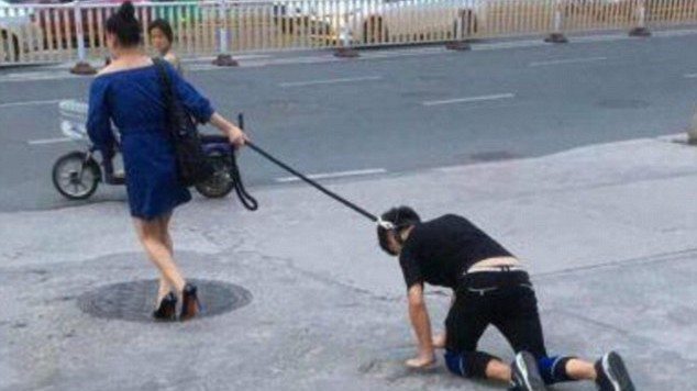 بالفيديو.. لقطات صادمة لامرأة تسحب رجلا كالكلب في الشوارع