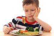 إليك 6 نصائح ذهبية لتشجيع طفلك على تناول الطعام الصحي