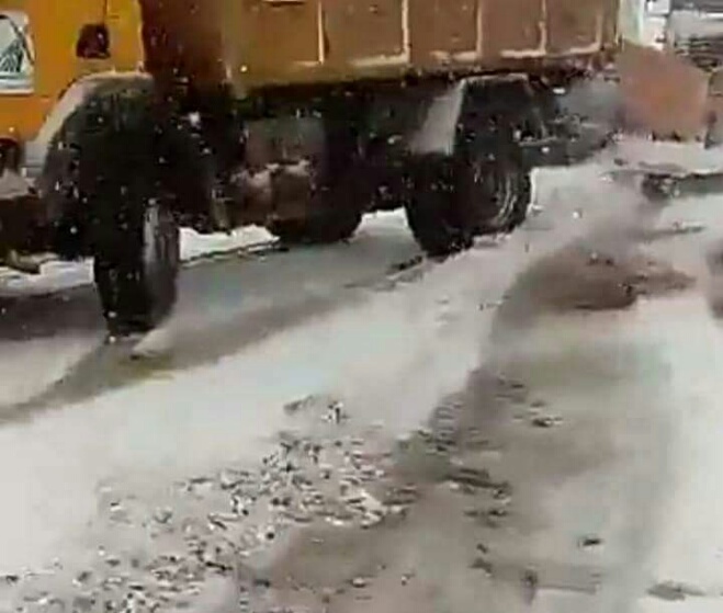 الثلوج تغطي ممر تيشكا.. ومواطنون يتساءلون عن مصير النفق