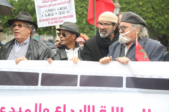 فنانون مغاربة يحتجون أمام البرلمان للتنديد برداءة السينما والتلفزيون بالبلاد