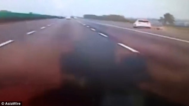 بالفيديو.. فتاة تقفز من سيارة تسير بسرعة 96 كيلومترا بسبب خلاف مع صديقها