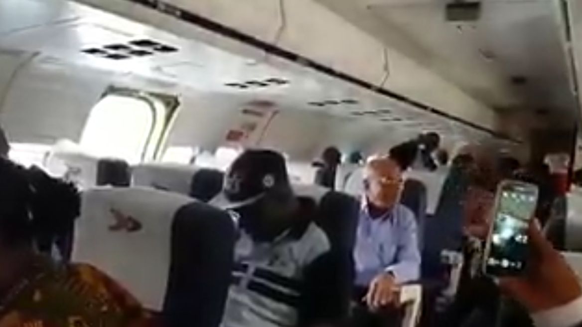 بالفيديو.. سقوط باب الطائرة بشكل مفاجئ يثير الرعب بين الركّاب!