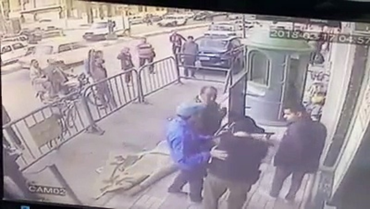 بالفيديو... الشرطة تنقذ طفلا سقط من الطابق الثالث
