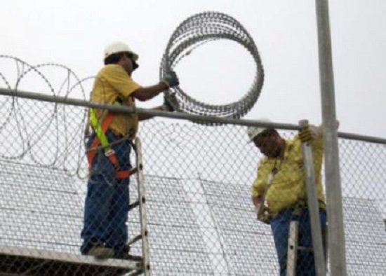 حقوقيون ينددون بوضع “شفرات حادة” على السياج الحدودي مع مليلية