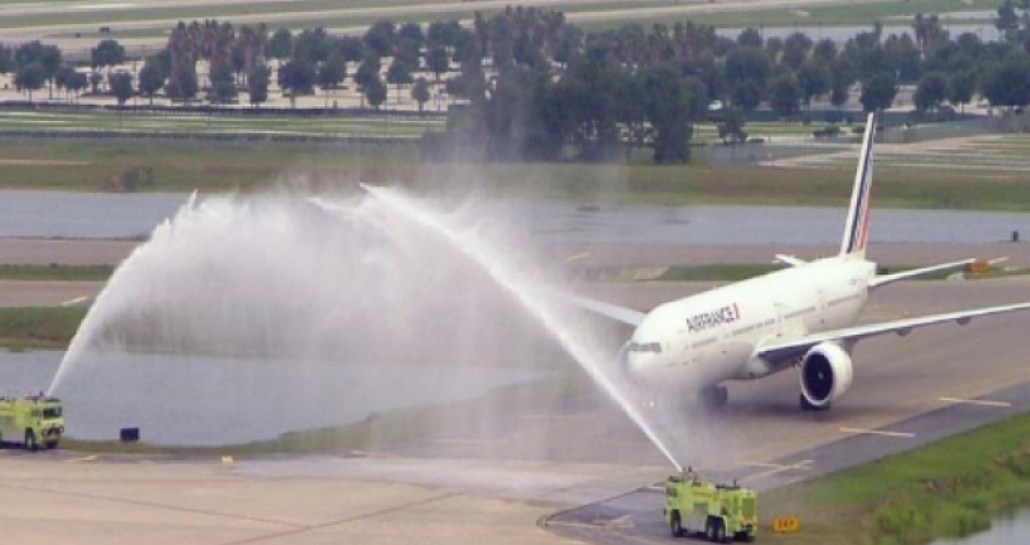 تعرف على سر ظاهرة رش الطائرات بالماء في بعض المطارات!!